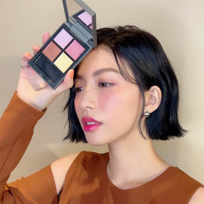 MODEL示范THREE魅光幻眸眼采盒ALLY#04 RIDE THE WIND。（邱映慈摄）