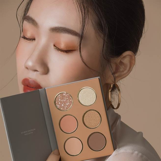MODEL示范FreshO2柔软沙岸6色眼影盘。（图／品牌提供）
