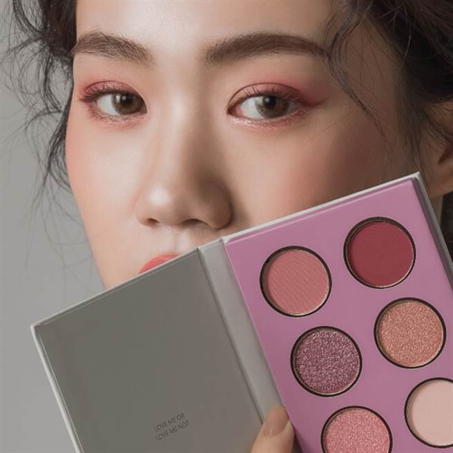 MODEL示范FreshO2蜜渍玫瑰6色眼影盘。（图／品牌提供）