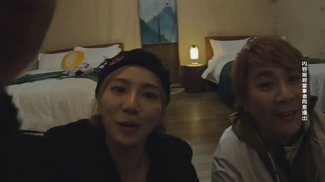 蔡黄汝、王仁甫夜袭峮峮香闺。（中视提供）