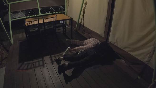 峮峮、蔡黄汝（豆花妹）突袭林莎房间。（中视提供）