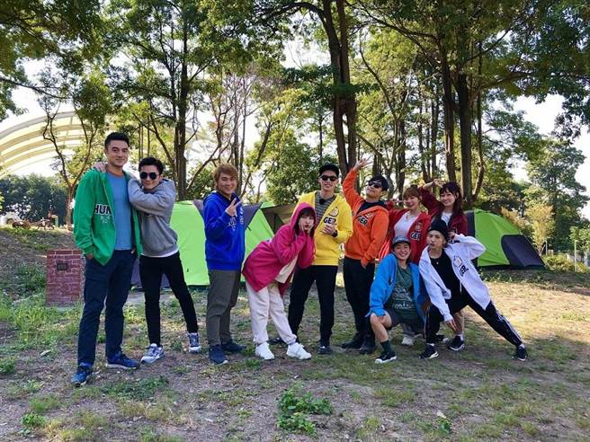 班杰（左起）、是元介、王仁甫、峮峮、许孟哲、孙协志、林彦君、林莎、蔡黄汝（豆花妹）、潘慧如参加《飢饿游戏》豪华露营争夺赛。（中视提供）