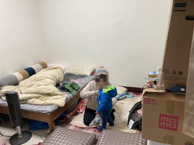 新北市社会局发现后交由警方调查，警方今（15日）将母子带回新北市，叶女依法解送归案，男童则交由托育机构代为照顾。（警方提供）