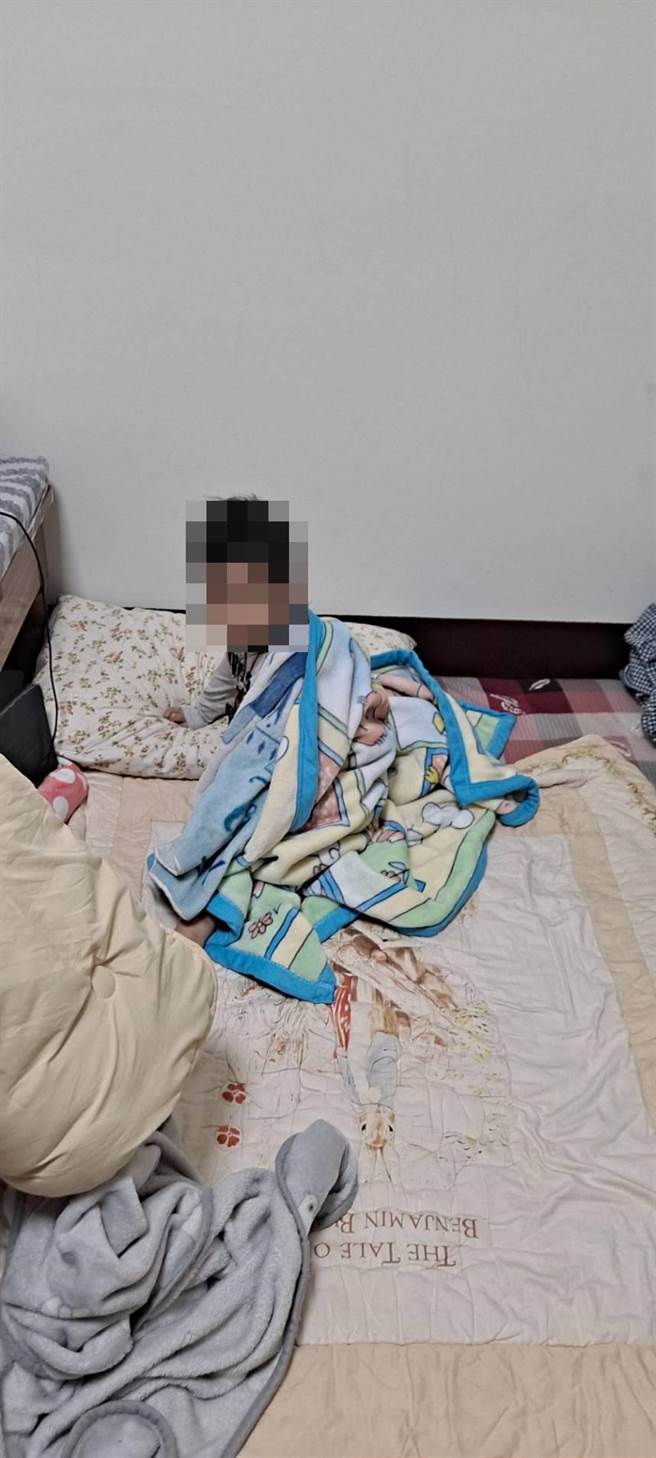 新北市社会局发现后交由警方调查，警方今（15日）将母子带回新北市，叶女依法解送归案，男童则交由托育机构代为照顾。（警方提供）