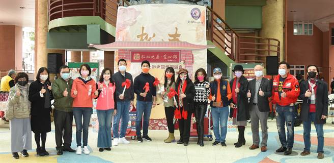 张如君（中间锣右一）、社大校长刘荧瑰（锣右二）及立委蒋万安（中间锣左一）、费鸿泰（锣左二）共同敲响爱心锣。松山社大提供 