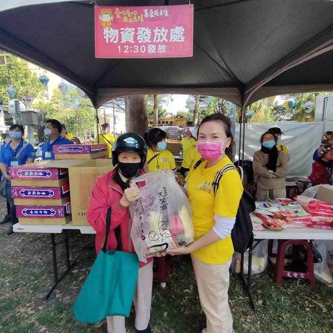 东海龙门天圣宫与北港朝天宫合作办理 「爱你爱妳、双后送暖」活动。（庄哲权摄）