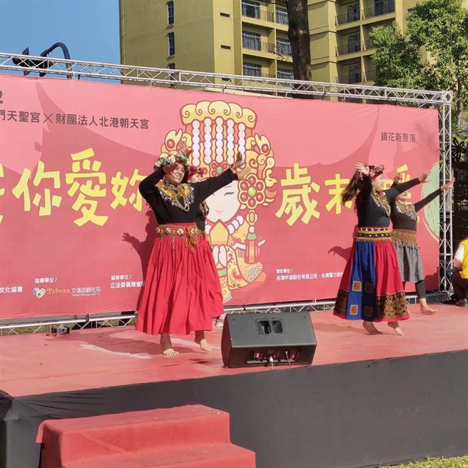 东海龙门天圣宫与北港朝天宫合作办理 「爱你爱妳、双后送暖」活动。（庄哲权摄）