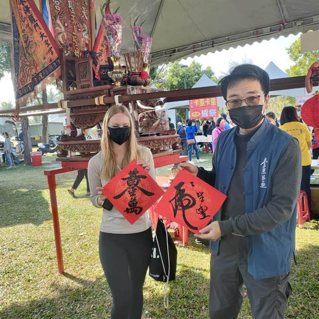 东海龙门天圣宫与北港朝天宫合作办理 「爱你爱妳、双后送暖」活动。（庄哲权摄）