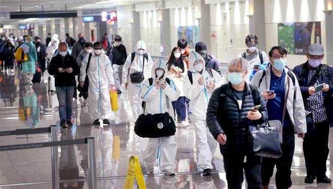 中央流行疫情指挥中心15日公布国内新增78例新冠肺炎确定病例，分别为6例本土个案及72例境外移入。在桃园机场入境管制区内，刚下机的旅客排队查验入境检疫资料。（范扬光摄）（图中非新闻当事人）
