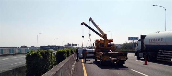白色自小客車追撞前車後彈開碰撞內側護欄後翻車，四輪朝天。（民眾提供／謝瓊雲彰化傳真）