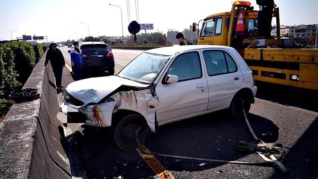 國道一號中山高南下近彰化交流道路段，中午發生白色小客車翻車事故，所幸40歲女駕駛無大礙。（警方提供／謝瓊雲彰化傳真）