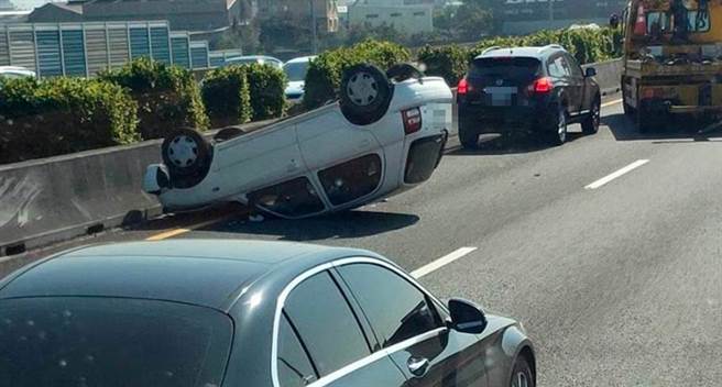 國道一號中山高南下近彰化交流道路段，中午發生白色小客車翻車事故，所幸40歲女駕駛無大礙。（警方提供／謝瓊雲彰化傳真）