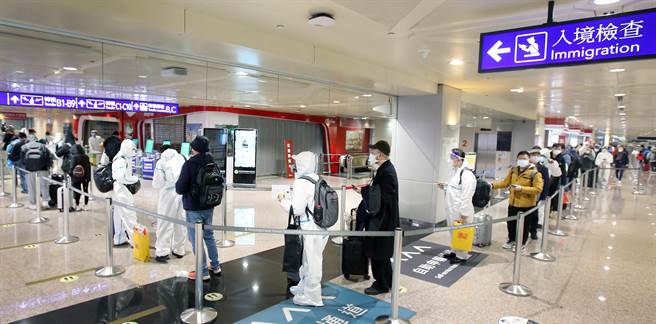 中央流行疫情指揮中心15日公布國內新增78例新冠肺炎確定病例，分別為6例本土個案及72例境外移入。在桃園機場入境管制區內，剛下機的旅客排隊查驗入境檢疫資料。（范揚光攝）（圖中非新聞當事人）