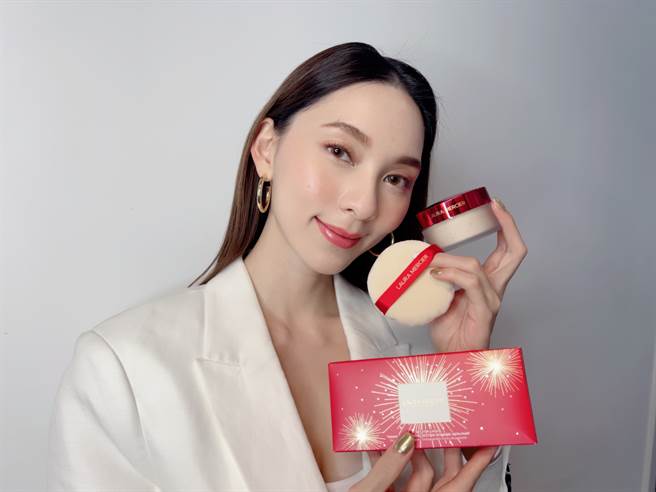 M‧A‧C、LAURA MERCIER萝拉蜜思、NARS、恋爱魔镜、KISSME推出虎年限量彩妆，图中为LAURA MERCIER萝拉蜜思2022新年限定版冠军蜜粉、天鹅绒粉扑。（邱映慈摄）