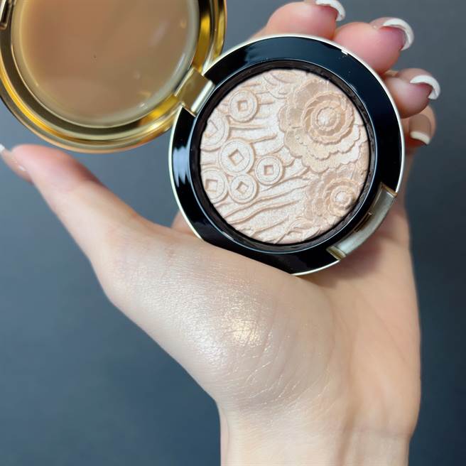 M‧A‧C紫醉金迷超激光炫彩饼#金钻高光手部试色。（邱映慈摄）