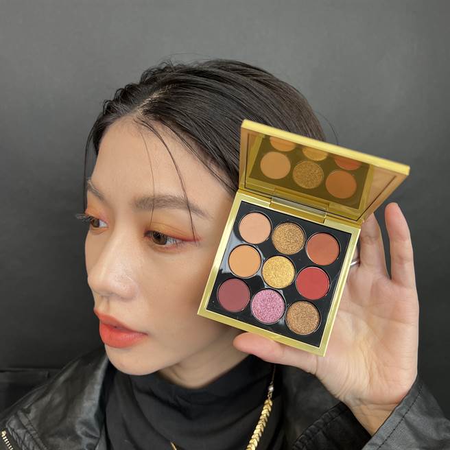 MODEL示范紫醉金迷九色眼影盘。（邱映慈摄）