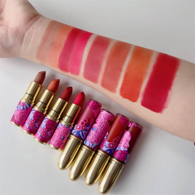 紫醉金迷丝柔粉雾唇膏、紫醉金迷丝柔粉雾唇釉手部试色，左至右色号依序为：杏仁奶咖、蜜瓜奶酪、奶醉梅红、玫瑰甜酒，杏桃烤奶、蜜桃豆沙、元气奶橘、果香热红酒。（邱映慈摄）