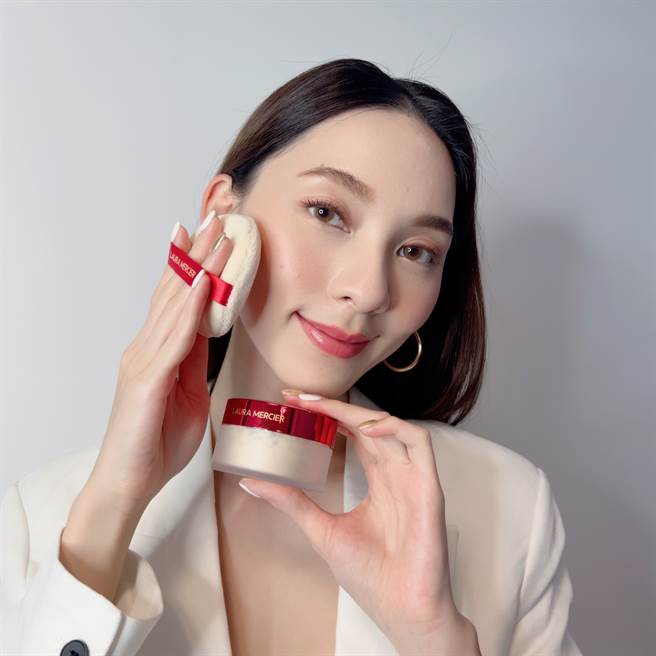 限量新年版天鹅绒粉扑非常柔软，使用感受很疗癒。（邱映慈摄）