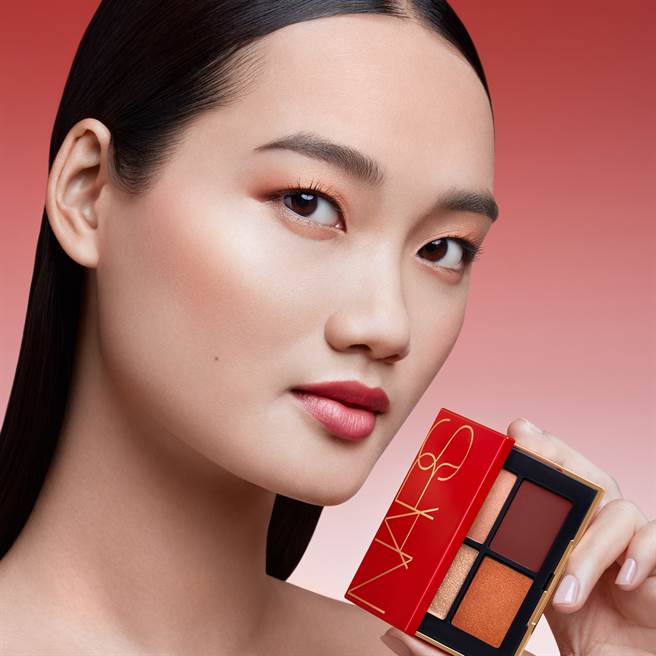 MODEL示范NARS4色眼彩盘金灿绯红限量版#TAJ MAHAL、云雾唇诱#DOLCE VITA。（图／品牌提供）