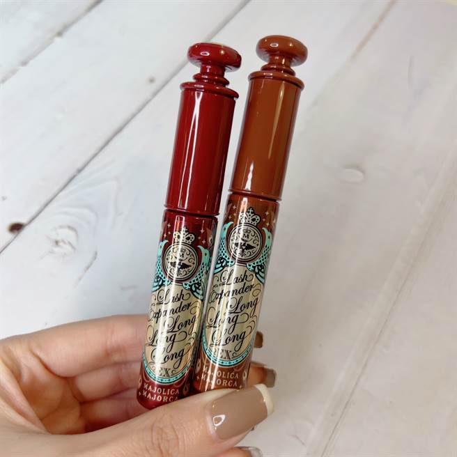 恋爱魔镜超现实激长睫毛膏#RD505限定酒红色、#OR505限定铜光色。（邱映慈摄）