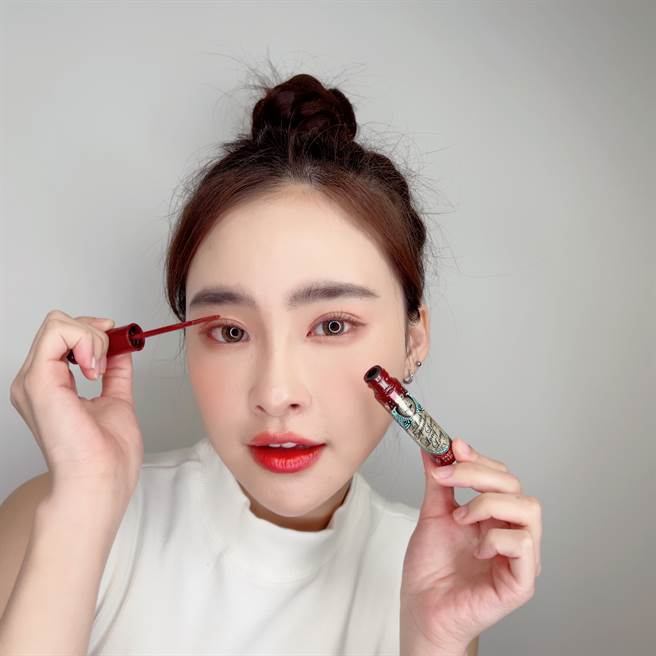 恋爱魔镜超现实激长睫毛膏梳子刷头能刷出卷翘、根根分明的睫毛。（邱映慈摄）