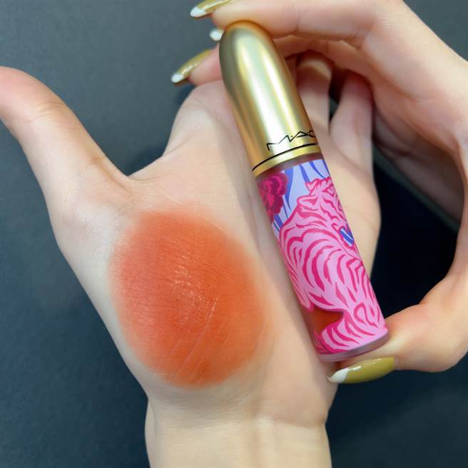 紫醉金迷丝柔粉雾唇釉#PEACHY PARTY元气奶橘。（邱映慈摄）