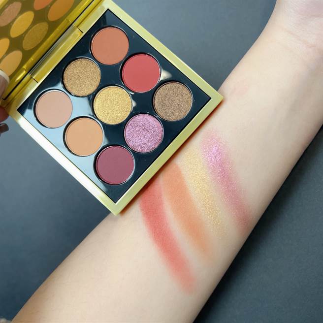 紫醉金迷九色眼影盘手部刷色。（邱映慈摄）