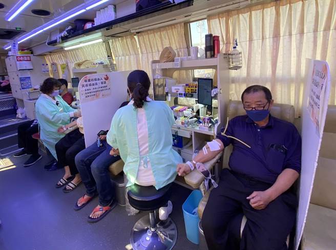 每年春节前夕精诚狮子会都会在鹿港顶番婆超商前，邀请捐血车到场，号召民眾挽袖捐热血。（主办单位提供／谢琼云彰化传真）