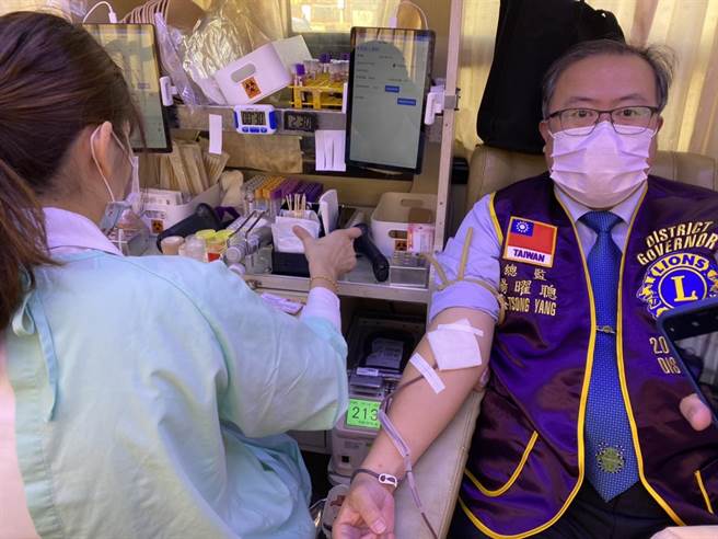 国际狮子会300D3区创区总监杨曜聪(右)今天也当场率先完成捐血。（主办单位提供／谢琼云彰化传真）