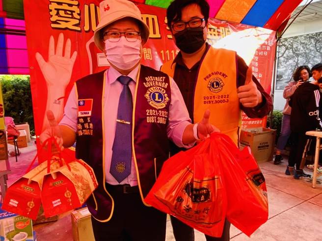 国际狮子会300D3区创区总监杨曜聪(左起)、精诚狮子会会长廖国竣律师，呼吁各界民眾踊跃捐出热血，救人一命。（主办单位提供／谢琼云彰化传真）