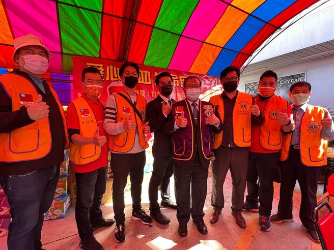 精诚狮子会会长廖国竣律师（右三)与狮子会成员们，热情号召鹿港民眾一同响应捐血活动。（主办单位提供／谢琼云彰化传真）