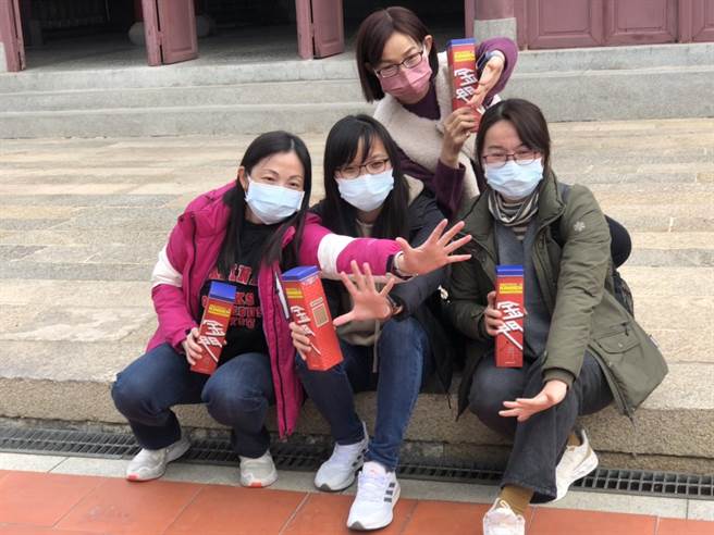 2022金门马拉松因疫情延期登场，县府为回馈跑友的热情支持，特赠送已抵达金门或仍依行程到金旅游者「休閒组300cc玻璃瓶装纪念酒」1瓶。（金门县府提供）