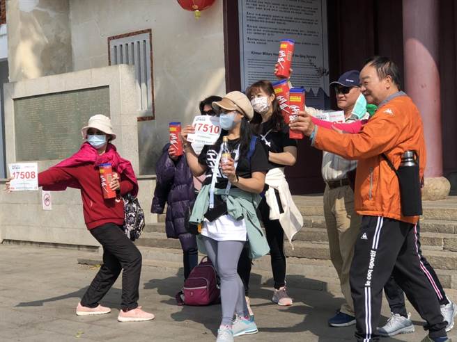 2022金门马拉松因疫情延期登场，县府为回馈跑友的热情支持，特赠送已抵达金门或仍依行程到金旅游者「休閒组300cc玻璃瓶装纪念酒」1瓶。（金门县府提供）