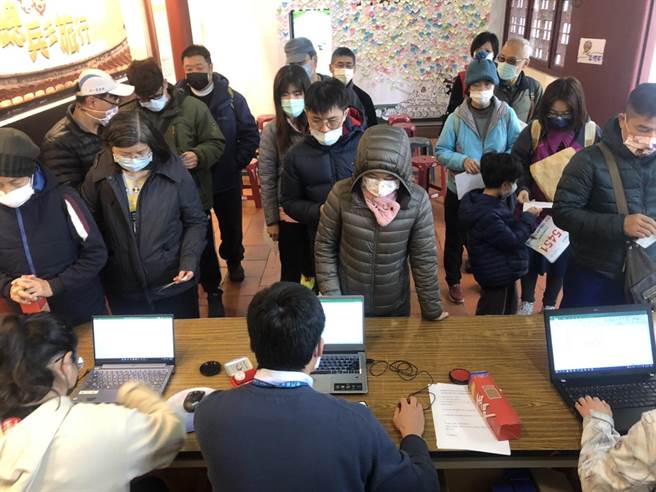 今天首日在县定古蹟「清总兵署」开领，共有1053人拿到不一样的纪念品。（金门县府提供）