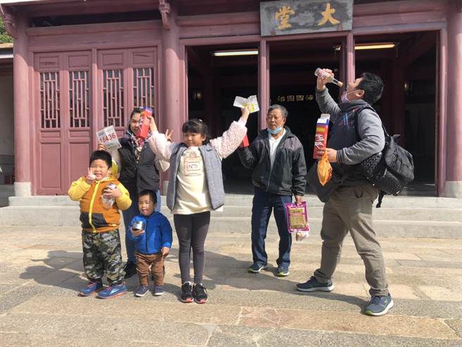 未满18岁者(2004／1／16(含)以后出生者)也可获赠金门酒厂纪念品1份。（金门县府提供）