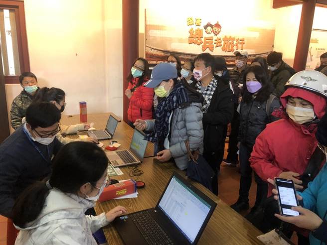 今天首日在县定古蹟「清总兵署」开领，共有1053人拿到不一样的纪念品。（金门县府提供）