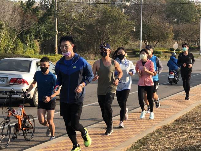 不少爱好长跑运动者三三两两相揪迎着金门温暖冬阳，在各地欢喜跑起来。（金门县府提供）