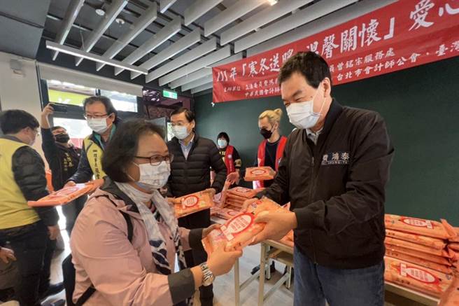 立委费鸿泰、曾铭宗与会计师公会理监事们在福德地区「松隆区民活动中心」举办春节爱心送米活动。（立委费鸿泰提供）