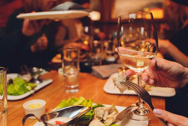 一名女医师因为拒绝在跨年夜替未婚夫一家的餐点买单，反被未婚夫痛骂是个自私鬼。（示意图／达志影像）