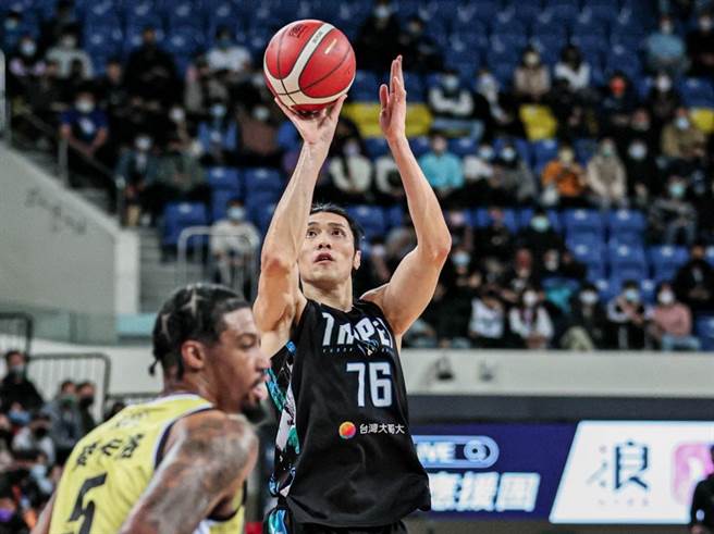 富邦中锋曾文鼎起身跳投。(富邦勇士提供)