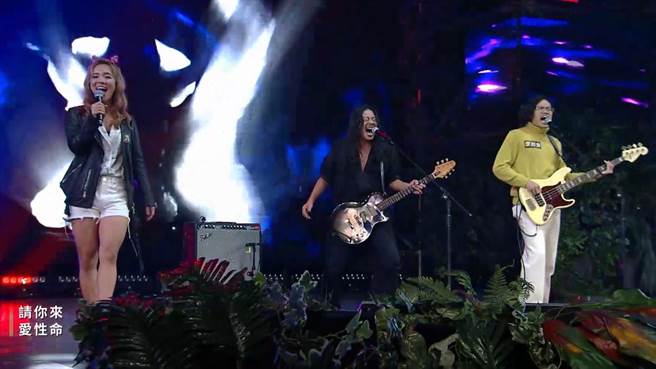 乱彈阿翔（中）與九九、李拾壹演唱自己的創作〈良心〉。(翻攝自YouTube《聲林之王》）