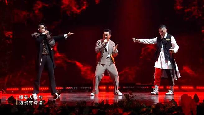 哈林（中）與柏霖、莊佳霖兩位選手合唱韋禮安的〈狼〉，一臉投入。(翻攝自YouTube《聲林之王》）