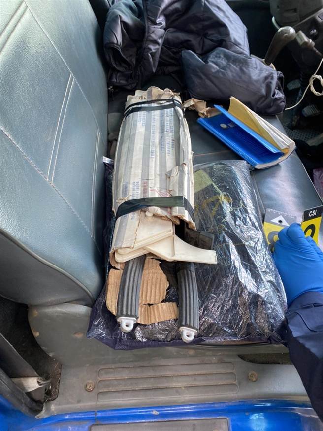 49歲范姓男子、48歲姜姓男子6日前往新北市林口區某營造公司，偷竊價值約400萬元上百公噸的鋼材，兩嫌食髓知味今（15日）上午9時許再度偷竊。（翻攝畫面）