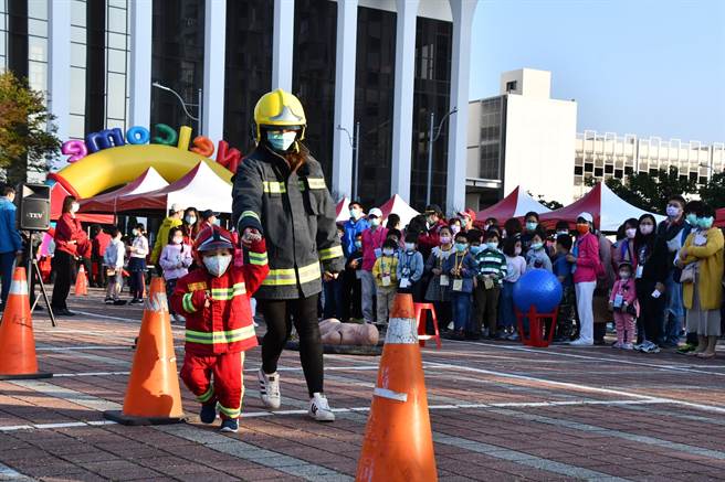 彰化县消防局提前庆祝119消防节，下午在员林市举办表扬庆祝餐会，场外还有寓教于乐的亲子闯关活动，宣导防灾消防教育，宝贝消防员的萌样吸睛。（谢琼云摄）