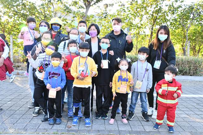 彰化县消防局提前庆祝119消防节，下午在员林市举办表扬庆祝餐会，场外还有寓教于乐的亲子闯关活动，宣导防灾消防教育。（谢琼云摄）