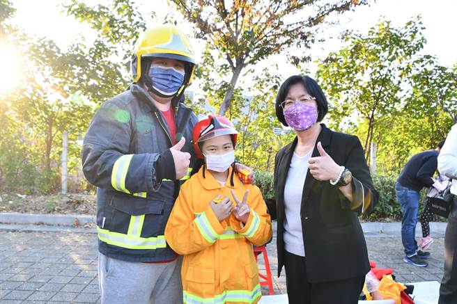 彰化县消防局提前庆祝119消防节，下午在员林市举办表扬庆祝餐会，场外还有寓教于乐的亲子闯关活动，宣导防灾消防教育。（谢琼云摄）