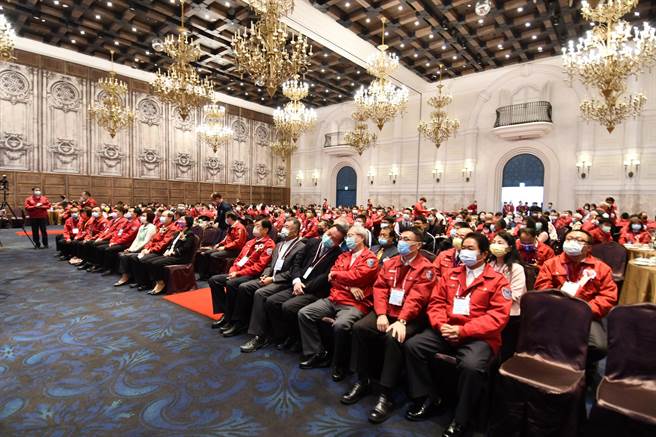  彰化县消防局提前庆祝119消防节，下午在员林市皇潮鼎宴会馆盛大举办表扬庆祝餐会，场面热闹温馨。（谢琼云摄）