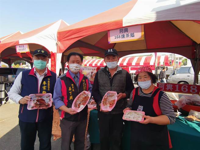 台南市下營商圈15至16日舉辦年貨市集，邀請50家特色伴手禮店家擺攤。（劉秀芬攝）