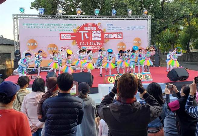 台南市下營商圈15至16日舉辦年貨市集，邀請在地及鄰近學校、社團演出。（台南市下營區公所提供／劉秀芬台南傳真）