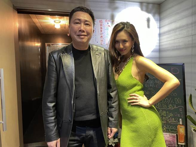 蔷蔷（右）身材火辣自爆当过酒店小姐。（NNYnetwork提供）